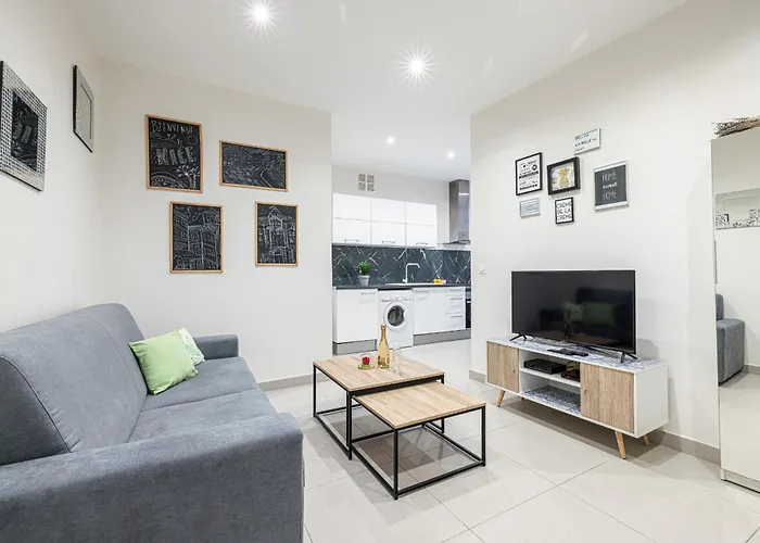Charming 1 Bdr Old Town